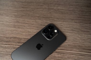 Kiev, Ukrayna - 18 Mayıs 2025: Apple iphone 16 pro black titanium