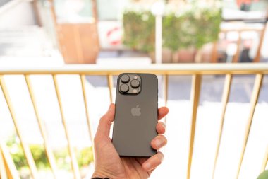 Kiev, Ukrayna - 18 Mayıs 2025: Apple iphone 16 pro black titanium