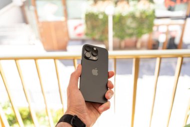Kiev, Ukrayna - 18 Mayıs 2025: Apple iphone 16 pro black titanium