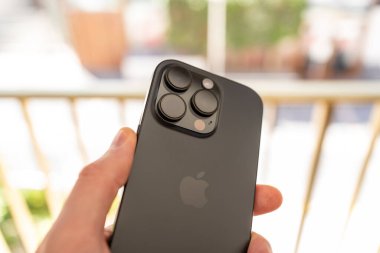 Kiev, Ukrayna - 18 Mayıs 2025: Apple iphone 16 pro black titanium