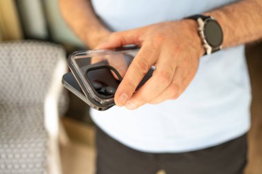 Cep telefonu için şok geçirmez koruyucu çanta.