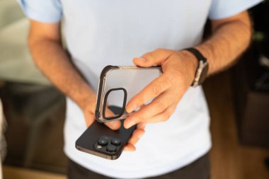 Cep telefonu için şok geçirmez koruyucu çanta.