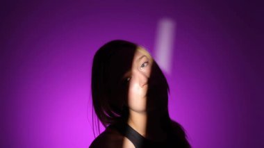 Stüdyoda çıplak makyajlı ve şık ışıklandırmalı güzel bir modelin güzel portresi..