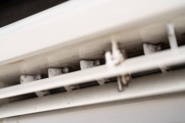 Klimanın üzerindeki küf yakın plan. Klima bakımı ve temizliği.