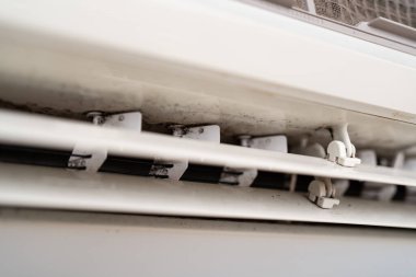 Klimanın üzerindeki küf yakın plan. Klima bakımı ve temizliği.