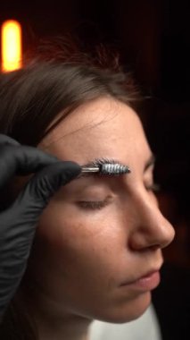 Yenilikçi teknikler aracılığıyla dikkat çekici bir kaş şekillendirme oturumu hassasiyet ve sanatsallığı gözler önüne seriyor.