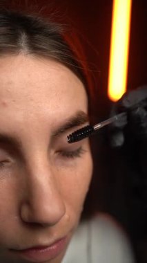 Yenilikçi teknikler aracılığıyla dikkat çekici bir kaş şekillendirme oturumu hassasiyet ve sanatsallığı gözler önüne seriyor.