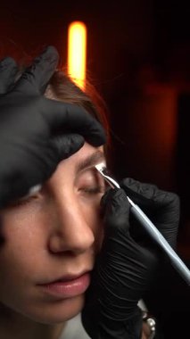 Yenilikçi teknikler aracılığıyla dikkat çekici bir kaş şekillendirme oturumu hassasiyet ve sanatsallığı gözler önüne seriyor.