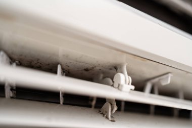 Klimanın üzerindeki küf yakın plan. Klima bakımı ve temizliği.