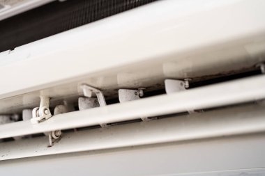 Klimanın üzerindeki küf yakın plan. Klima bakımı ve temizliği.