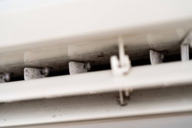 Klimanın üzerindeki küf yakın plan. Klima bakımı ve temizliği.