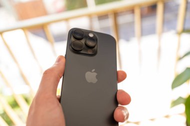 Kiev, Ukrayna - 18 Mayıs 2025: Apple iphone 16 pro black titanium
