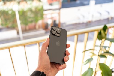 Kiev, Ukrayna - 18 Mayıs 2025: Apple iphone 16 pro black titanium