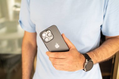 Kiev, Ukrayna - 18 Mayıs 2025: Apple iphone 16 pro black titanium