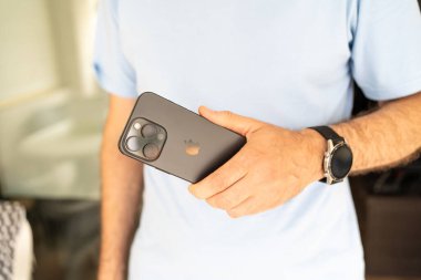 Kiev, Ukrayna - 18 Mayıs 2025: Apple iphone 16 pro black titanium