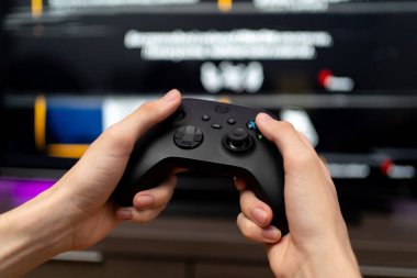 Yeni Xbox serisi X konsolunda oynamak için Joystick denetleyici. Tarragona, İspanya - 12 Haziran 2025