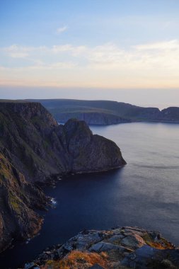 Norveç 'teki manzaranın fotoğrafı, Skarsvag' da okyanus ve kayalar. Yüksek kalite fotoğraf