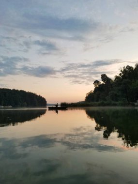 Gün batımında nehrin fotoğrafı. Yüksek kalite fotoğraf