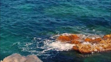 Zarif Zarafet: Sahilde Hafif Elbise ve Şapka Giyen Bir Kadın