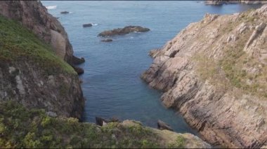Majestic Cliffs: Vahşi Kıyı Şeridinin Hava Görüntüsü