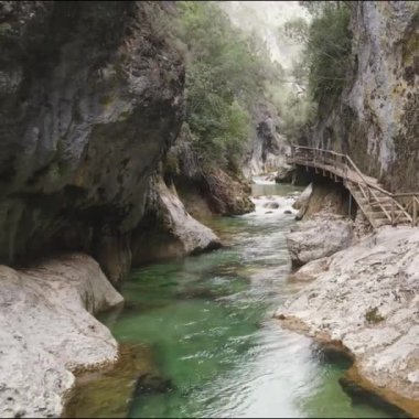 Gorge River Aerial: Sarmal Su Yolu 'nun Görkemli Görünümü
