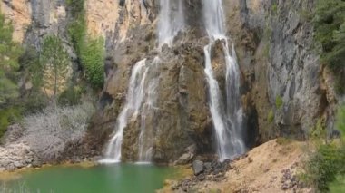 Gorge Waterfall Havası: Engebeli Kayalıkların Ortasında Görkemli Bir Şelale