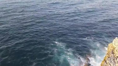 Rocky Breakers: Rocky Shore 'a düşen Deniz Dalgalarının Hava Görüntüsü