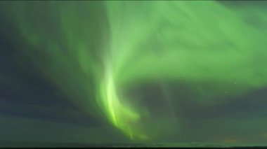 Kuzey Işıkları Harikası: Göz kamaştırıcı Yıldızlı Gece Aurora Gösterimi