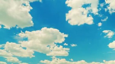 Sunlit Splendor: Beyaz Bulutlu Mavi Gökyüzü ve Parlak Güneş Işıkları