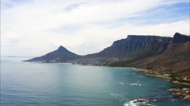 Kamp Koyu Sahil Hattı: Göz kamaştırıcı bir plaj manzarası