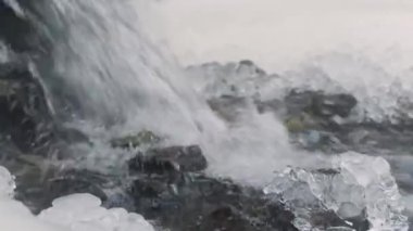 Mini Şelale Yakın Çekim: Şelalenin Hassas Akışı