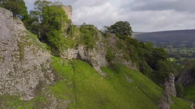 Peveril Şatosu Yükselişte: Tarihi Harabeler Üzerinde Yükselen İnsansız Hava Aracı