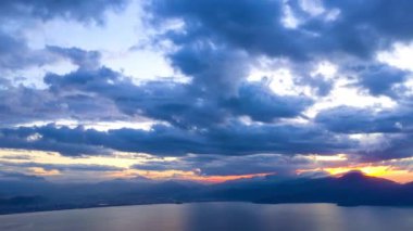 Timelapse Gökyüzü: Ufuk boyunca Gece Bulutları Dönüyor