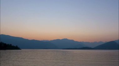 İtalyan Alacakaranlık Feribotu: Alacakaranlık Gölünde Sakin Bir Yolculuk