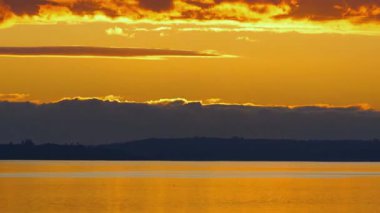 Altın Şafak: Suyu Aydınlatan Parlak Gün Doğumu