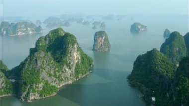 Ha Long Bay Aerial: Yukarıdan Gelen Kireçtaşı Karstlarının Çarpıcı Görünümü (Bölüm 22)