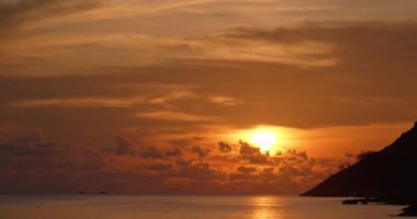 Sunset Seascape: Alacakaranlık 'ta büyüleyici bir okyanus manzarası