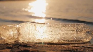 Yüzen enkaz: Yumuşak Sularda İki Plastik Şişe Sürükleniyor