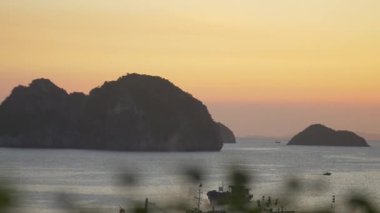 Vietnam Körfezi Günbatımı: Vietnam 'da Canlı Bir Sahil Akşamı