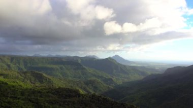 Mauritian Vadileri: Kara Nehir Vadileri Üzerine Çarpıcı Görüş
