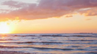 Sahilde Romantizm: Huzurlu Sahil Anının Tadını Çıkaran Genç Bir Çift