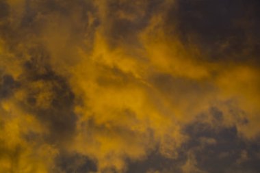 Bulutlu ve güneşli dramatik gün batımı