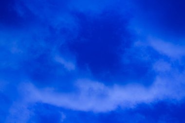 Güzel mavi renkli sürrealist soyut gökyüzü bulutlu