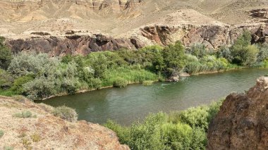 Kanyonun kalbindeki Kristal Nehir