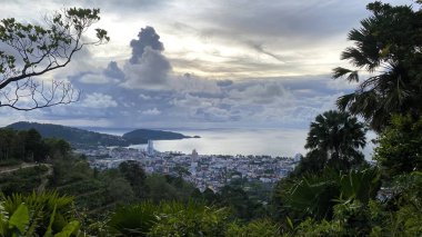 Dağın zirvesinden tropikal bir şehrin huzurlu manzarası