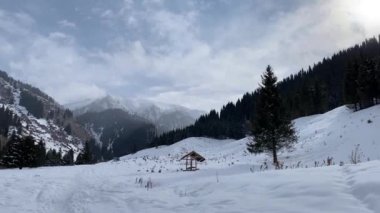Kış karlı zirveleri parlak mavi gökyüzüne karşı. Ses olmadan düzgün kamera hareketi