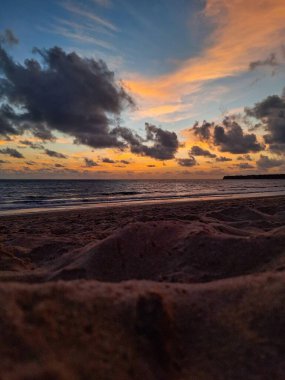 Sahilde gün doğumu 