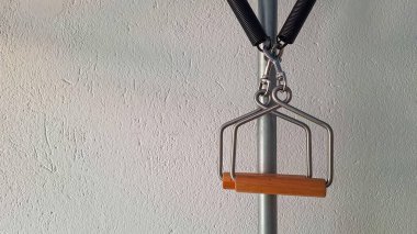 Klasik Pilates metodunun Ped o pull ekipmanına bağlı ahşap el kayışları.