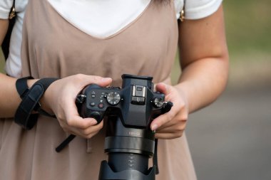 Kamerayı Tutan Kadın Aşağıya Doğru Tutuyor