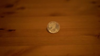 Tahta Masa Üzerinde Dönen Amerikan Gümüş Parası